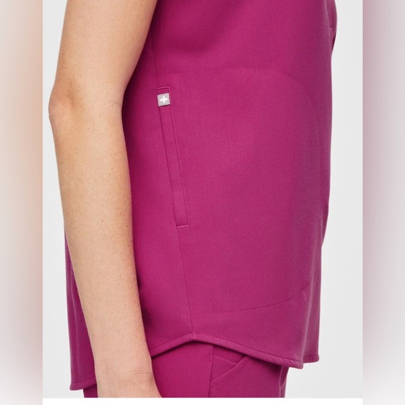 Figs Rafaela Oversized Scrub Top in Raspberry Sorbet Women’s Size Large - Picture 9 of 10